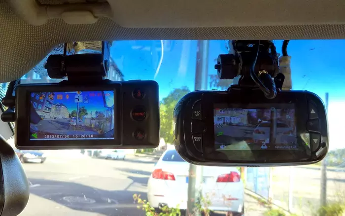 Autós menetrögzítő fedélzeti kamerák kocsiba szerelve