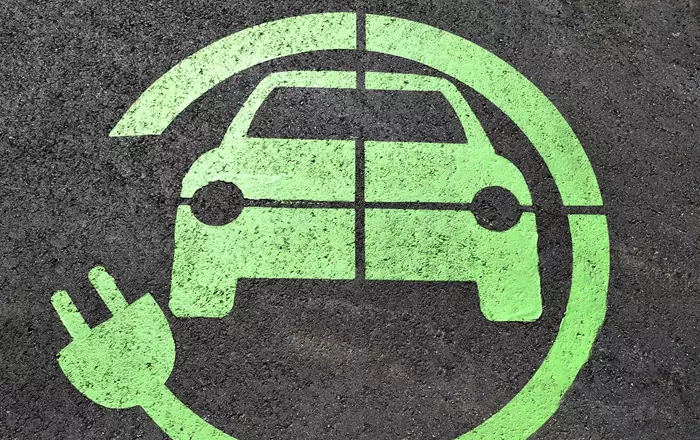 Elektromos autó jele az úton
