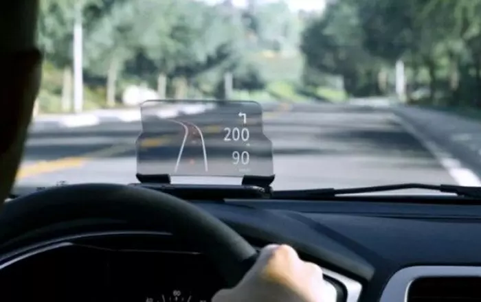 Telefon kijelzőjét tükröző navigációs készülék egy autóban
